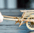 俞圣记在展示制作好的微型农耕器具——独轮车。 - 人民网