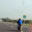 男子骑摩托车高速路上狂飙（图） - 上饶之窗
