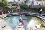 大汜村村民在“日潭”浣洗衣物。（张卫国摄） - 人民网