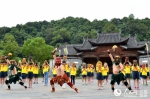 67名学生以傩舞形式摆出各种造型，喜迎国庆67周年。（程新德/摄） - 人民网