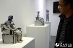 艺博会的景德镇展厅内展出了景德镇陶瓷大师的精品之作。 - 人民网