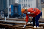 10月1日，南昌工务段职工雷晓龙在南昌站铁道线路对设备进行检查。（鲍赣生 摄） - 人民网