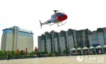 10月1日下午，中航工业昌飞公司飞行员刘剑驾驶AC311型直升机迎娶新娘胡悦，AC311型直升机即将在昌河广场降落。 - 人民网