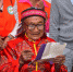 101岁的莫凤英在念自己写的手稿。 - 人民网