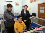 代表团走访缅甸«金凤凰报»中文报社。 - 外事侨务办