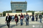 外媒记者在南昌瓷板画艺术博物馆采访。 - 人民网