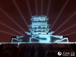 外媒记者在抚州拟岘台观看4D裸眼灯光秀。 - 人民网