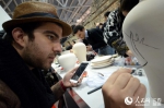 参加“2016外媒看江西”的中外记者在陶溪川邑空间体验陶瓷艺术创作。 - 人民网