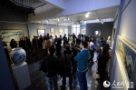 外媒记者在试运营的人民网陶瓷艺术馆里参观熊军、徐岚、潘寨民陶瓷艺术作品展。 - 人民网