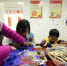 党员学生在“党员驿站”内和留守儿童一起折纸做游戏。 - 人民网