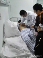▲11月8日，北京某大医院，临床试验项目中，医生给受试者背部画格子，准备喷药。    新京报记者 王飞 摄 - 上饶之窗