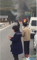 萍洪高速上栗明山隧道：小车翻车起火致1死3伤(图) - 上饶之窗