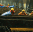 凌晨时分，南铁南昌工务段工人冒雨在赣江铁路大桥进行更换桥枕作业。 - 人民网