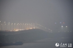 20日，南昌被阴雨笼罩，赣江两岸雾蒙蒙一片。未来10天江西阴雨天气增多。 - 人民网