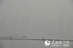 21日上午南昌被大雾笼罩，空气质量为“良”，未来两天空气质量仍将维持优良。 - 人民网