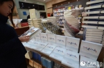 新版《外媒看江西》一书正式出版发行，读者在江西新华文化广场翻阅。 - 人民网