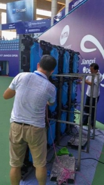 省体电所团结一心 保质保量按时完成 网球公开赛显示屏安装任务 - 体育局