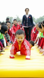 关爱家庭 和谐亲子 ——省体育局幼儿园举办亲子运动会 - 体育局