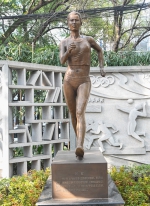 传承体育精神 传递榜样力量 ----江西奥运冠军刘虹铜雕在省体育局大院落成 - 体育局