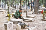男子25年累计修墓上千座 曾花三天为海外华侨寻墓 - 上饶之窗