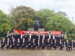 （图为全体成员在烈士纪念碑前合影留念。） - 江西科技职业学院