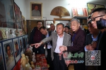 55岁的他热衷红色收藏（图） - 中国江西网