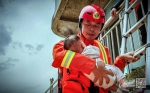 单手爬梯护婴儿 - 中国江西网