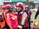 为救被困老人儿童 他一次次冲入洪流中 - 中国江西网