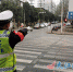 过马路玩手机被撞曝安全隐患（图） - 中国江西网