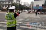 过马路玩手机被撞曝安全隐患（图） - 中国江西网