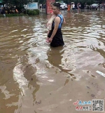 丰城一女孩暴雨中被困 特警男友赶到先救他人 - 中国江西网