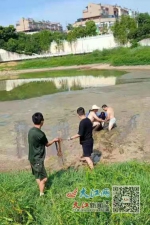 女子跳湖轻生 城管泥中救人（图） - 中国江西网