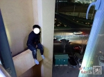 7岁男童爬到窗外捡鞋 被困5楼空调外机平台 - 中国江西网