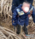 冷雨天2岁男童走失3小时 警民拉网式寻回 - 中国江西网