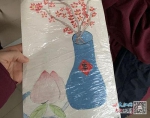 小朋友送亲手绘制的画给江西援沪医疗队队员 - 中国江西网