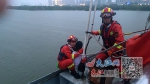 年轻女子欲跳桥轻生被消防员冒雨救下 - 中国江西网