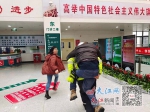 交警背着患者冲向急诊室 - 中国江西网