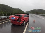 “海马”过境赣南雨天车速过快 小车旋转360度再撞护栏（图） - 上饶之窗